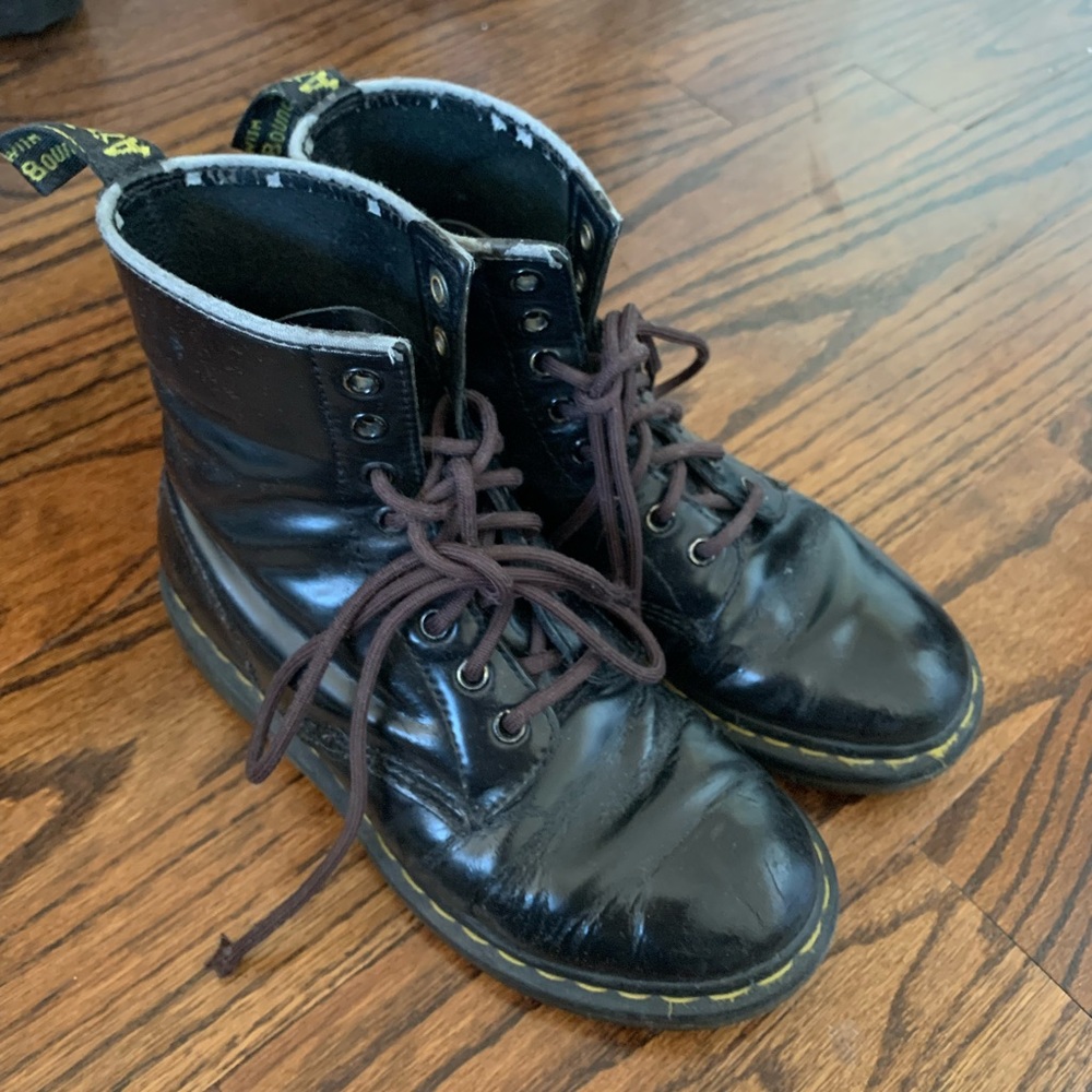 used Classic Doc Martens With Brown Laces 7.5 - Picture 4 of 6